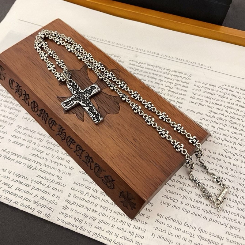 Ch*0me He**ts necklaces